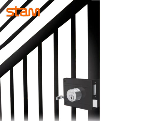 Procurando por segurança e estilo para o seu portão? Apresentamos a Fechadura Portão 701/100 Preto Fosco da renomada marca STAM com espelho inox.