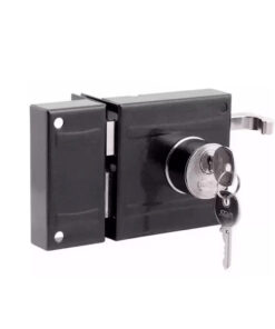 Procurando por segurança e estilo para o seu portão? Apresentamos a Fechadura Portão 701/100 Preto Fosco da renomada marca STAM com espelho inox.